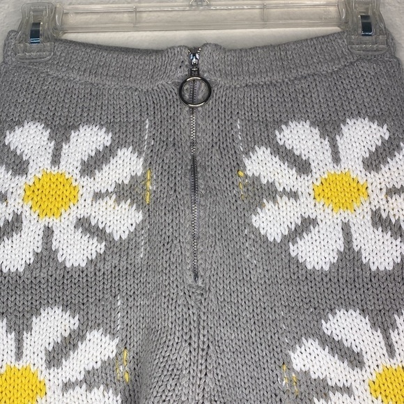 Storia knit Daisy shorts with lining size small zip front - Picture 3 of 6